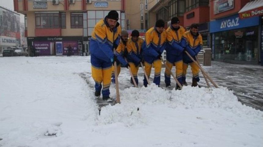 Erzincan Belediyesinden Kar Yağışı Sonrası M&uuml;dahale