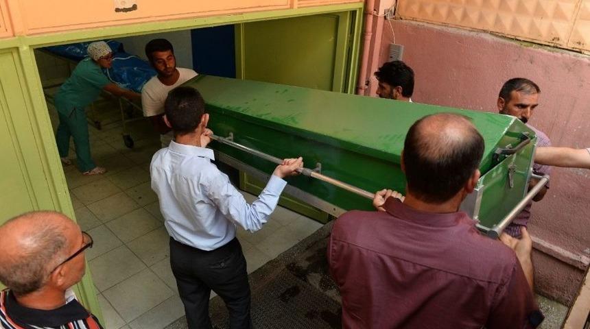 Evinin &Ouml;n&uuml;nden Aracıyla Suratlı Ge&ccedil;ti Diye Komşusunu &Ouml;ld&uuml;rd&uuml;