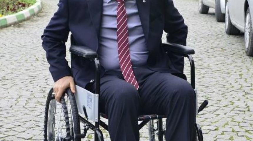 Belediye başkanı, makamına tekerlekli sandalye ile gitti
