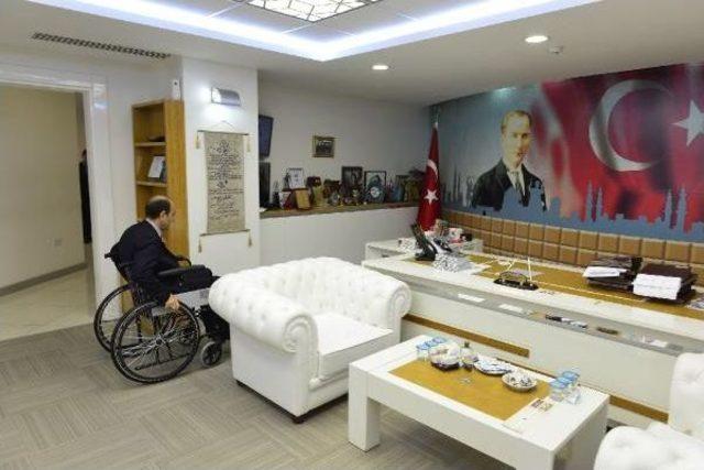 Belediye başkanı, makamına tekerlekli sandalye ile gitti 1