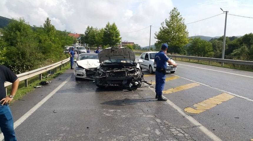 İzmit-kandıra Yolunda İki Otomobil &Ccedil;arpıştı: 3 Yaralı