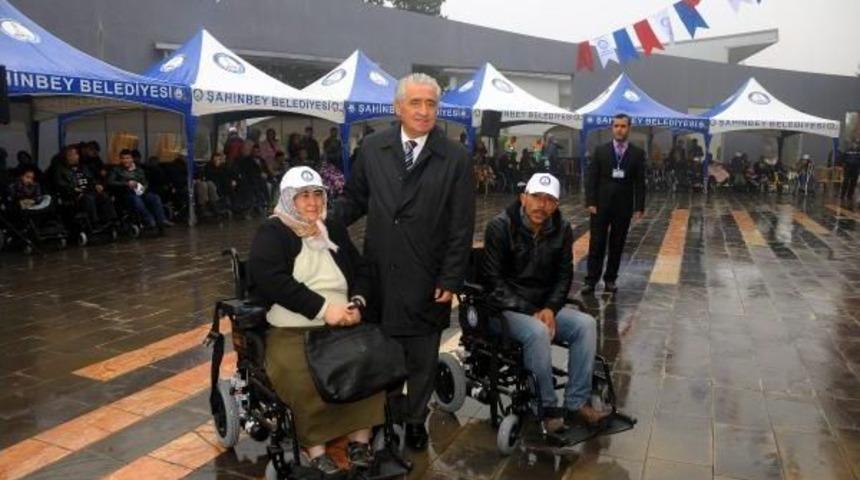 Engellilere ak&uuml;l&uuml; araba ve tekerlekli sandalye