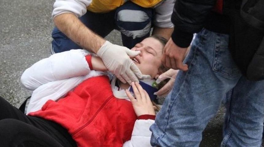 Lise &Ouml;ğrencisi Okula Giderken Kazada Yaralandı