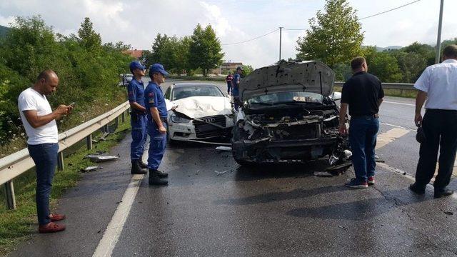 İzmit-kandıra Yolunda İki Otomobil Çarpıştı: 3 Yaralı