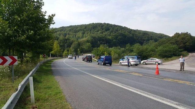 İzmit-kandıra Yolunda İki Otomobil Çarpıştı: 3 Yaralı