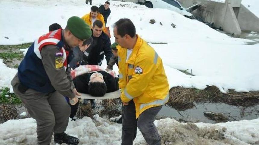 Gizli Buzda Otomobil Kaydı: 2 Yaralı