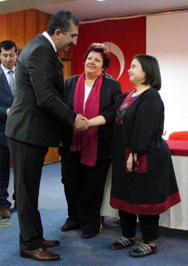 Down sendromlu gen&ccedil; yazar kitabını tanıtırken ağladı 1