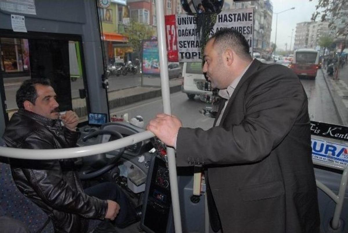 Engelliler Halk Otob&uuml;s Şof&ouml;rlerine Karanfil Dağıttı