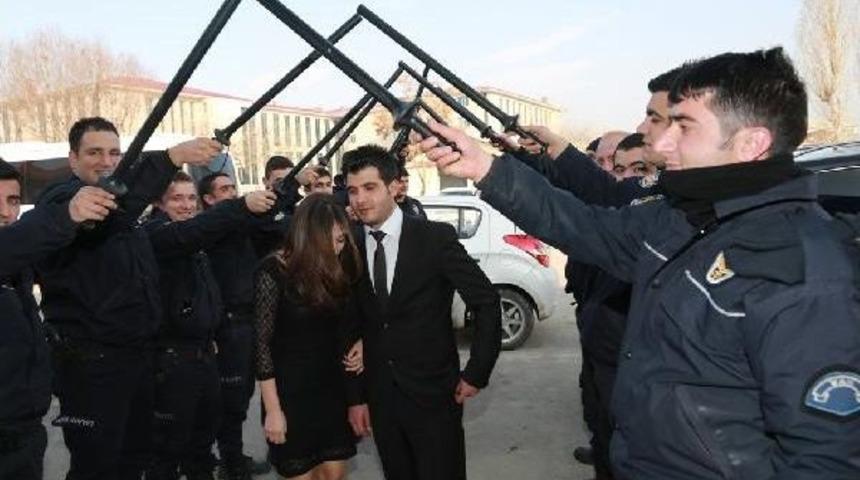 Gelin Ve Damat Kelep&ccedil;eyle Nikah Salonundan Ayrıldı