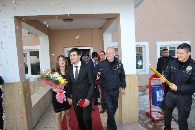 Gelin Ve Damat Kelepçeyle Nikah Salonundan Ayrıldı