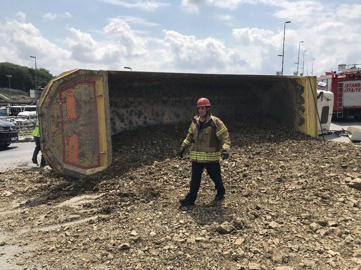 Şişli’de Hafriyat Kamyonu Devrildi G1