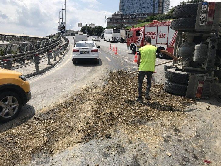 Şişli’de Hafriyat Kamyonu Devrildi G2