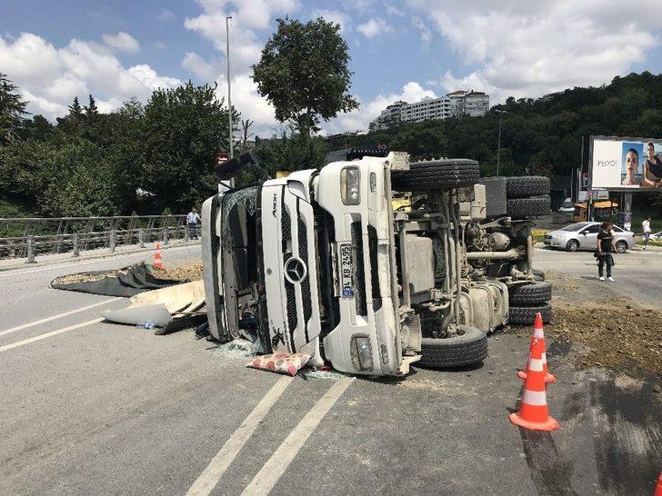 Şişli’de Hafriyat Kamyonu Devrildi G3