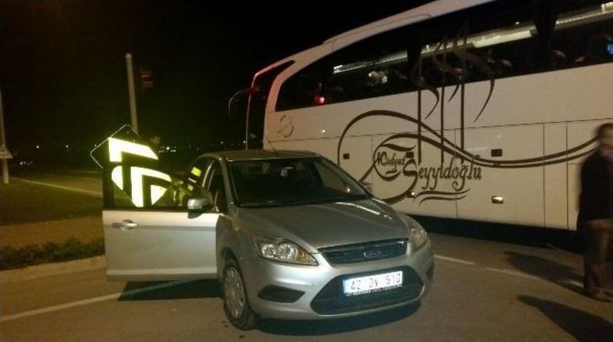 Yolcu Otob&uuml;s&uuml; İle Otomobil &Ccedil;arpıştı, 1 Kişi Hafif Yaralandı