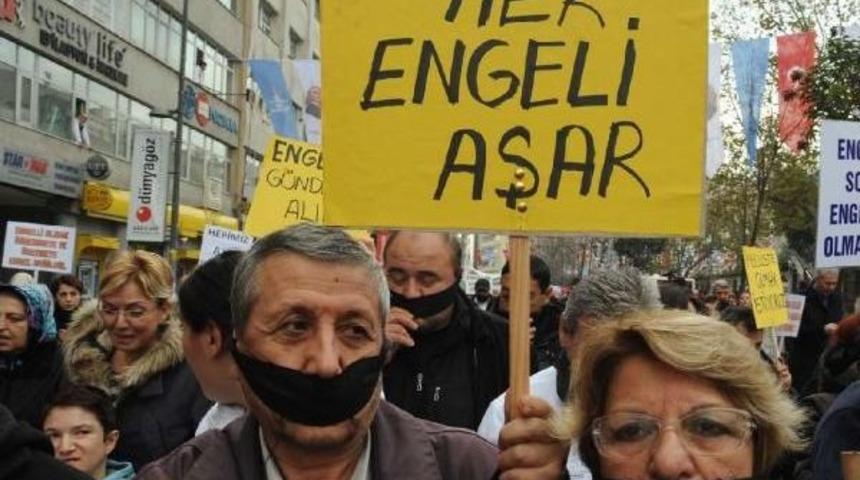 Siyah bantlı engelliler g&uuml;n&uuml; y&uuml;r&uuml;y&uuml;ş&uuml;