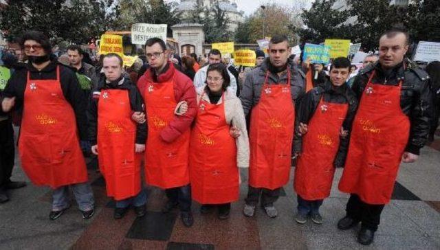 Siyah bantlı engelliler günü yürüyüşü