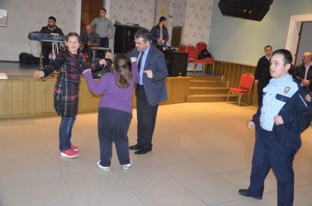Emniyet M&uuml;d&uuml;r&uuml; &Ouml;ğrencilerle Kolbastı Oynadı