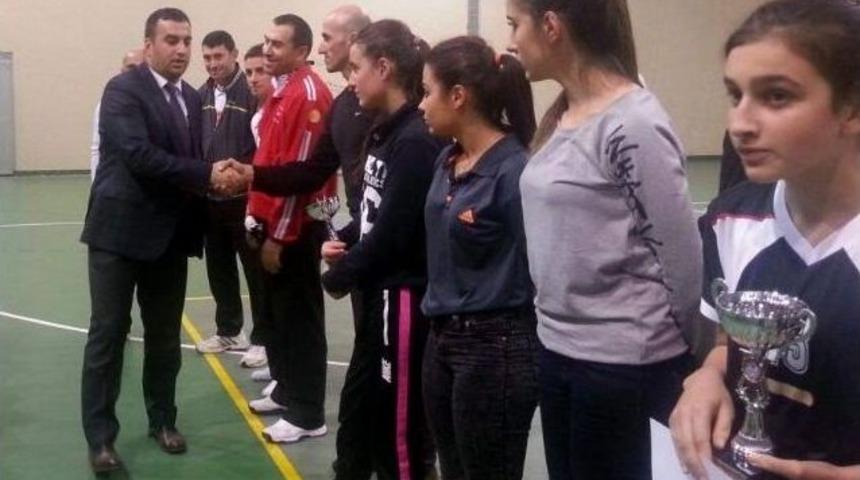 Gen&ccedil;ler Voleybol&rsquo;da Kupalar Sahibini Buldu