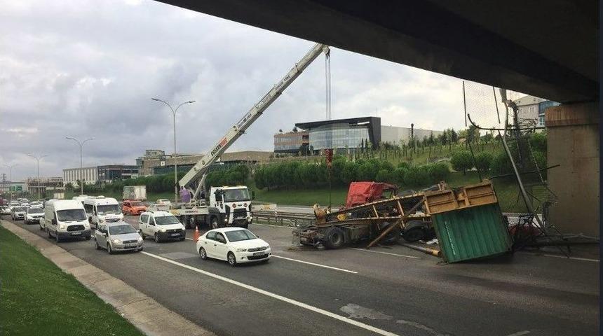 Konteyner Yüklü Tır Köprüden Tem’e Uçtu: 1 Yaralı