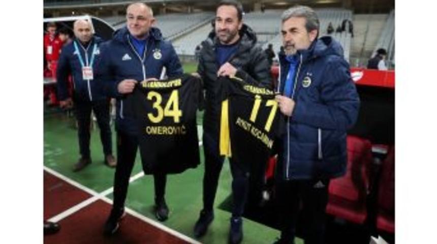 Kocaman&rsquo;a Forma Hediye Edildi