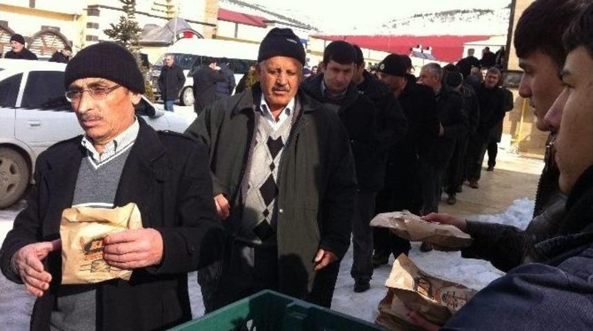 Yozgat Bilal Şahin K&uuml;lliyesinde Cami Cemaatine Simit &Ccedil;ay İkramı