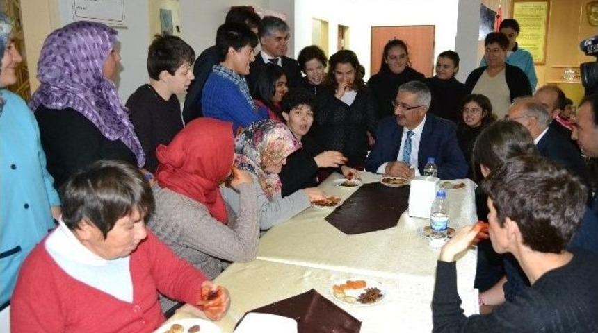 Vali Kılı&ccedil;, Rehabilitasyon Merkezinde Kalan Hastalarla Sohbet Etti
