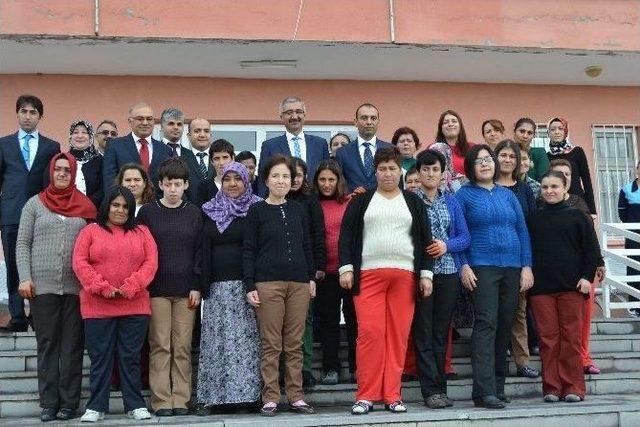 Vali Kılıç, Rehabilitasyon Merkezinde Kalan Hastalarla Sohbet Etti 1