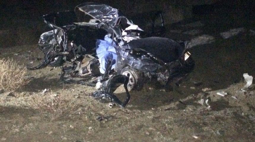 Otomobil K&ouml;peğe &Ccedil;arpıp Tır İle &Ccedil;arpıştı: 2 &Ouml;l&uuml;