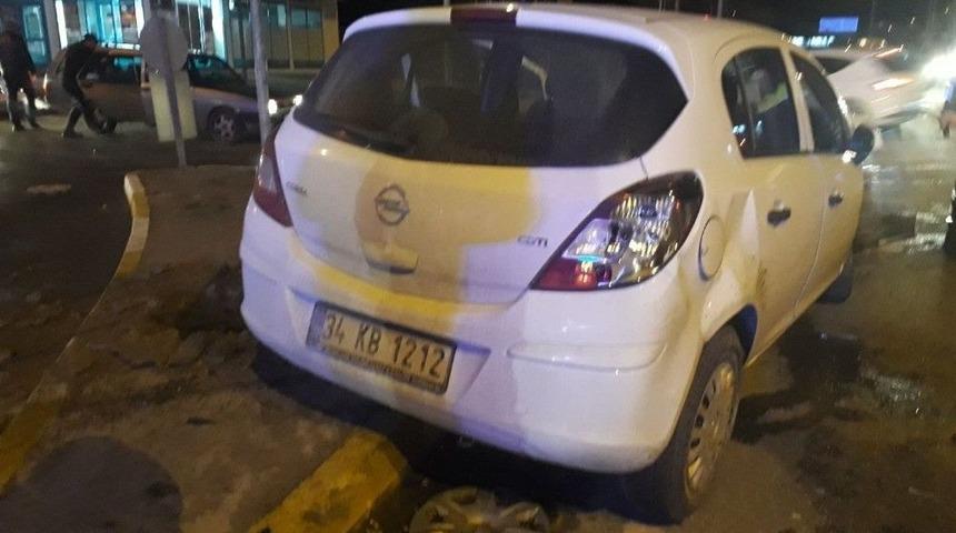 İki Otomobil Kavşakta &Ccedil;arpıştı: 6 Yaralı