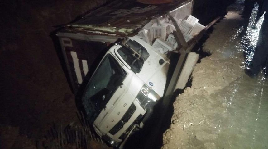 Ekmek Y&uuml;kl&uuml; Kamyonet İnşaat &Ccedil;ukuruna D&uuml;şt&uuml;