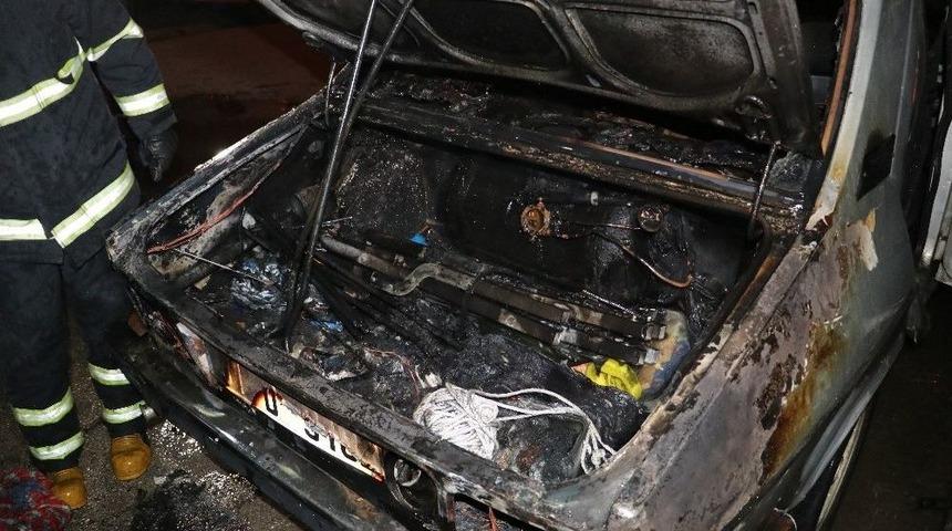 İtfaiye Erleri Yanan Otomobildeki Lpg Tankının Patlamasını &Ouml;nleyerek Facianın &Ouml;n&uuml;ne Ge&ccedil;ti