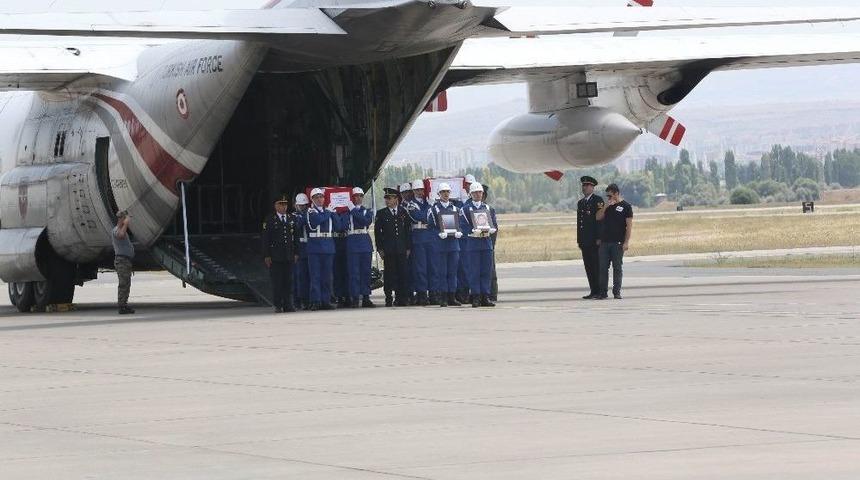 Eşinin Ve Oğlunun Tabutunu Gözyaşlarıyla Uğurladı