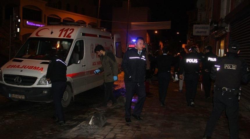 Beyoğlu&rsquo;nda Pidecide Oturan M&uuml;şterilere Silahlı Saldırı: 3 Yaralı