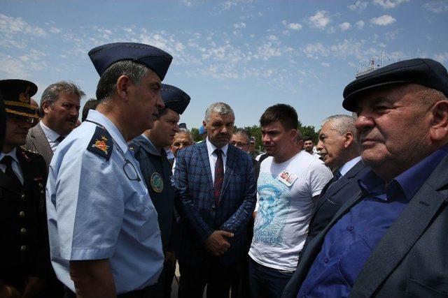 Eşinin Ve Oğlunun Tabutunu Gözyaşlarıyla Uğurladı