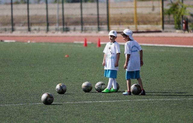 Yenimahalle’de Futbol Yaz Okulu Devam Ediyor