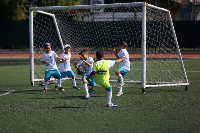 Yenimahalle’de Futbol Yaz Okulu Devam Ediyor