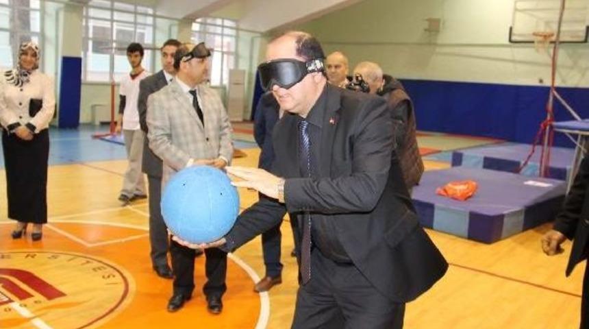 Emniyet m&uuml;d&uuml;r&uuml;, engellilere saz &ccedil;alıp t&uuml;rk&uuml; s&ouml;yledi