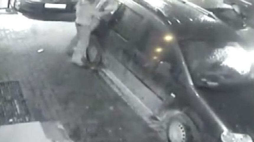 (&ouml;zel) Bah&ccedil;elievler&rsquo;de Hırsızların Kimseye Aldırış Etmeden Yaptığı Hırsızlık Kamerada