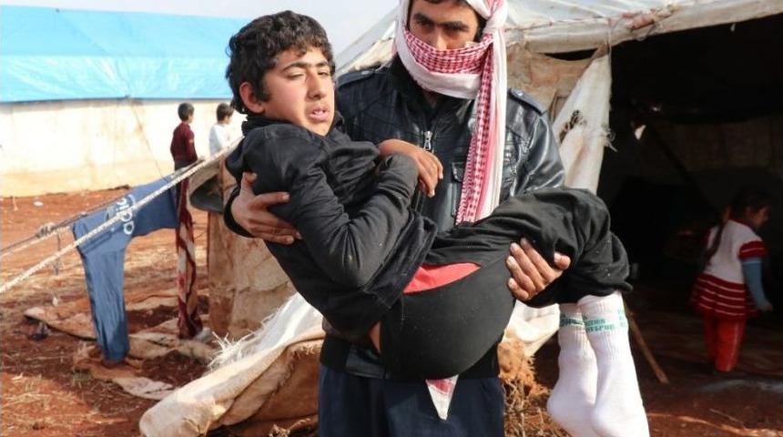 Oğlunu 13 Kilometre Kucağında Taşıyarak Bombalardan Ka&ccedil;tı