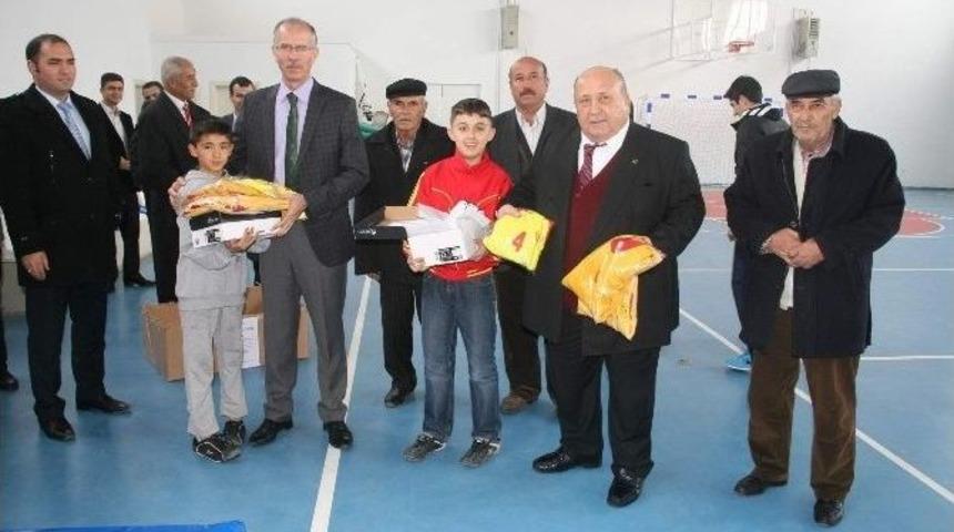 Yozgatlı Hayırsever İş Adamı Bilal Şahin, &Ouml;ğrencilere Spor Malzemesi Yardımında Bulundu
