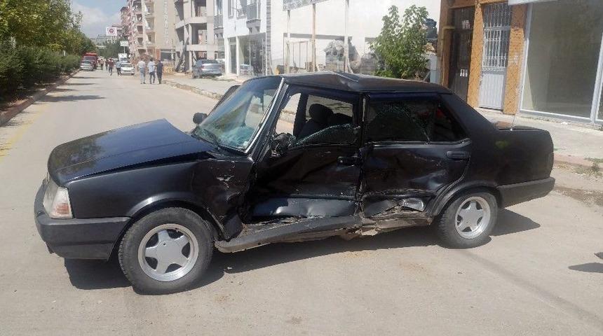 Minib&uuml;s İle Otomobil &Ccedil;arpıştı: 1&rsquo;i &Ccedil;ocuk 3 Yaralı