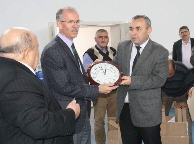 Yozgatlı Hayırsever İş Adamı Bilal Şahin, &Ouml;ğrencilere Spor Malzemesi Yardımında Bulundu 1