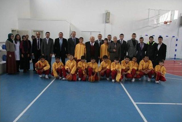 Yozgatlı Hayırsever İş Adamı Bilal Şahin, &Ouml;ğrencilere Spor Malzemesi Yardımında Bulundu 2