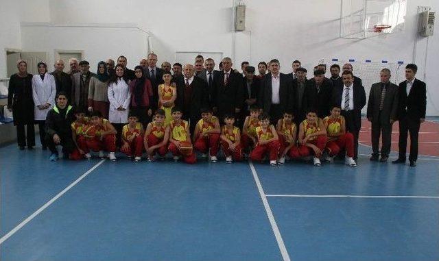 Yozgatlı Hayırsever İş Adamı Bilal Şahin, &Ouml;ğrencilere Spor Malzemesi Yardımında Bulundu 3