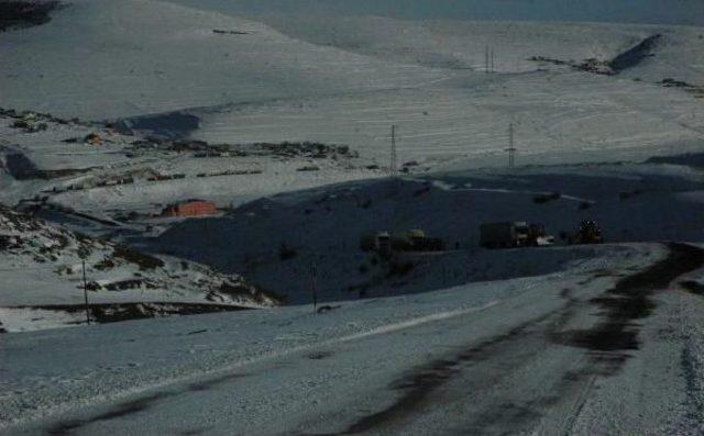 Posof'ta 20 köy yolunu kar kapattı