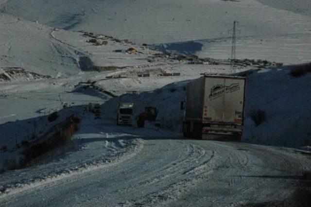 Posof'ta 20 köy yolunu kar kapattı