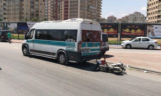 Minibüse Çarpan Elektrikli Bisiklet Sürücüsü Yaralandı