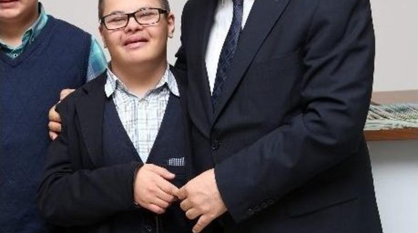 Başkan Fadıloğlu, Engelli Sporculara Hediye Verdi