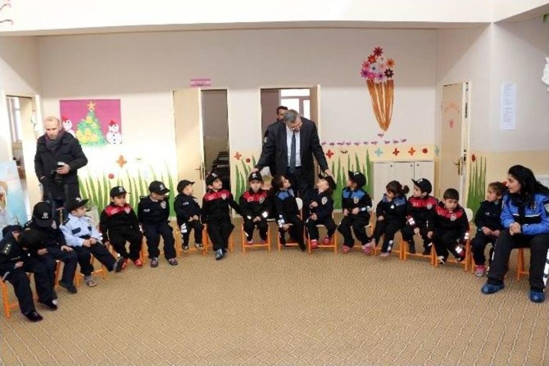 Polislerden Minik &Ouml;ğrencilere Etkinlik