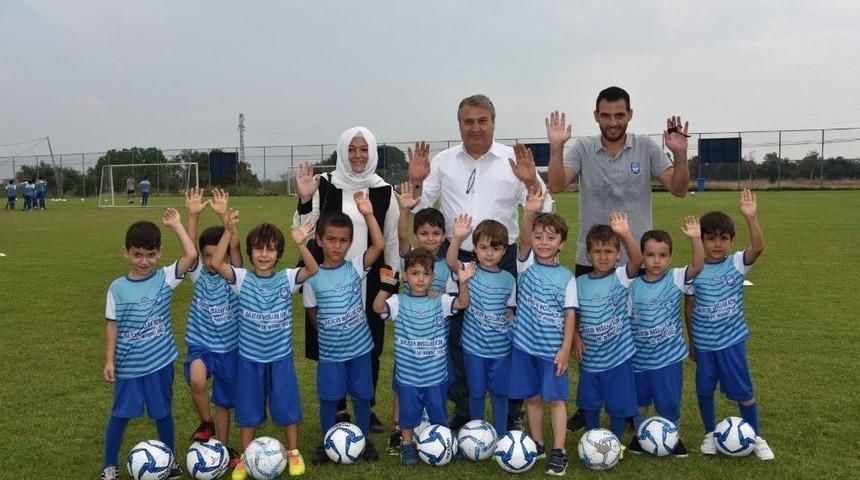 Başkan &Ccedil;er&ccedil;i K&uuml;&ccedil;&uuml;k Futbolcularla Buluştu